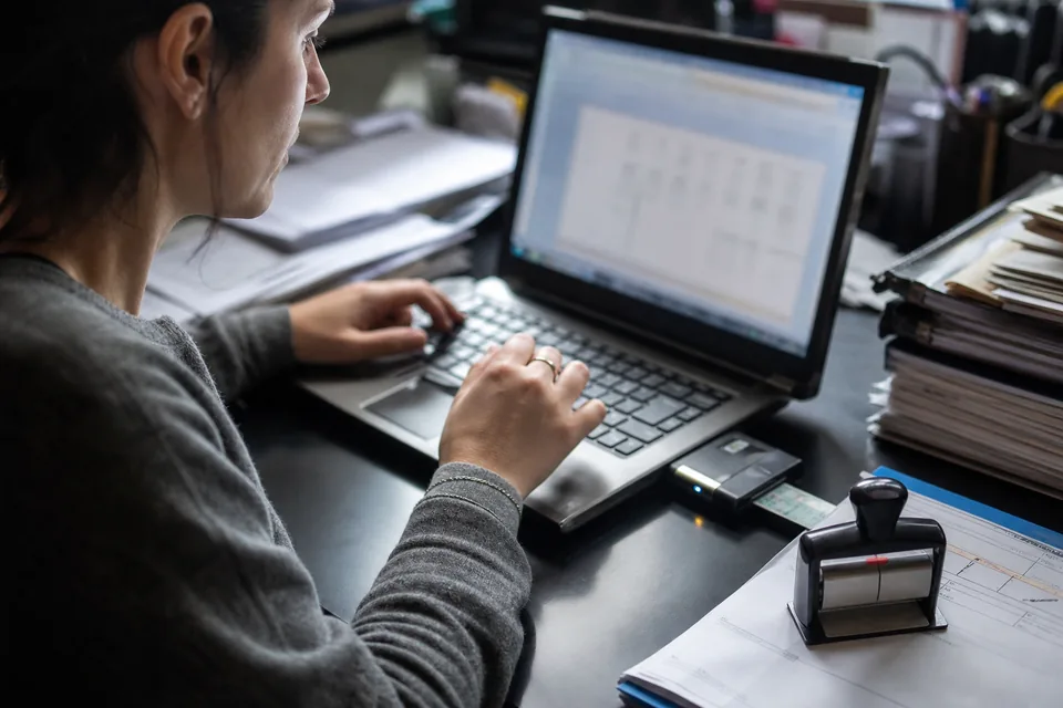 Laptop z czytnikiem karty do podpisu elektronicznego przy zgłoszeniu w systemie